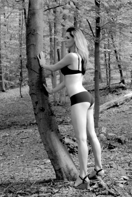 Lingerie in the woods 3, par Xavier E. G. Dierick
